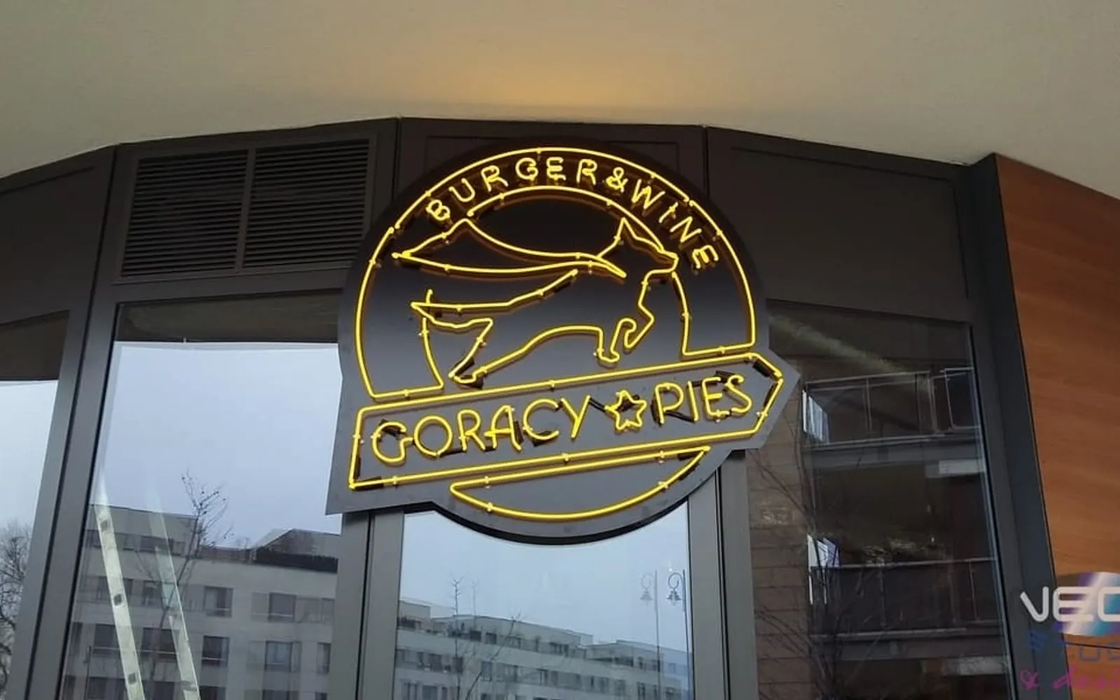 Jak przygotować logo do neonu — pliki i linie