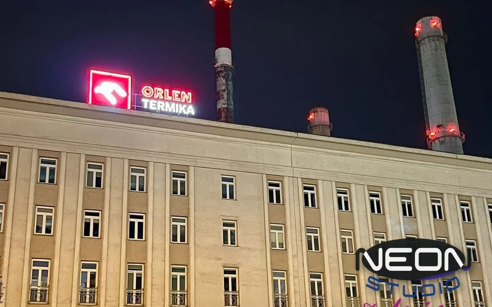 Rooftop and facade signs for buildings